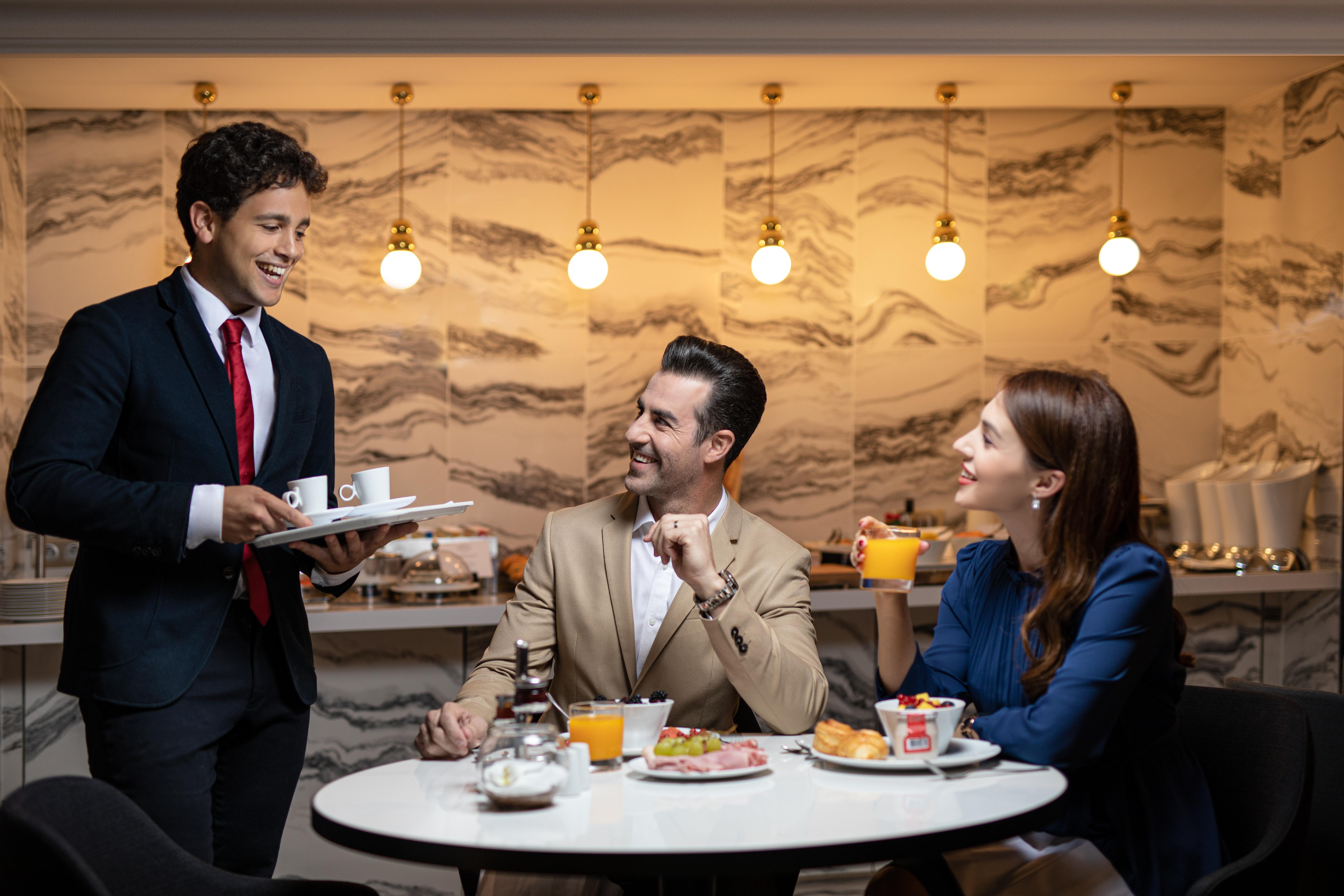 La Clef Champs-Elysees Paris By The Crest Collection Kültér fotó A butler serving guests at the lounge