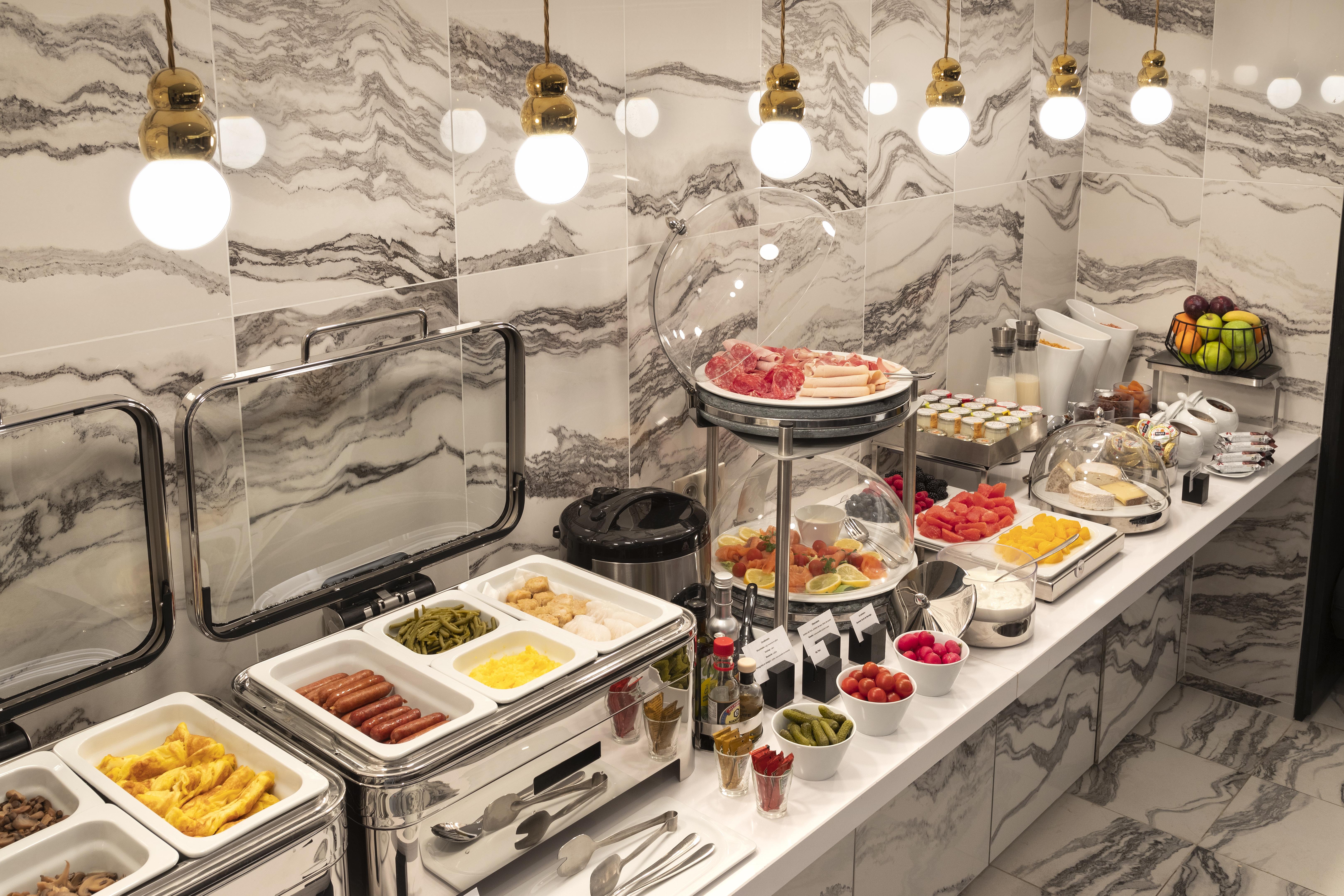 La Clef Champs-Elysees Paris By The Crest Collection Kültér fotó A buffet at a hotel
