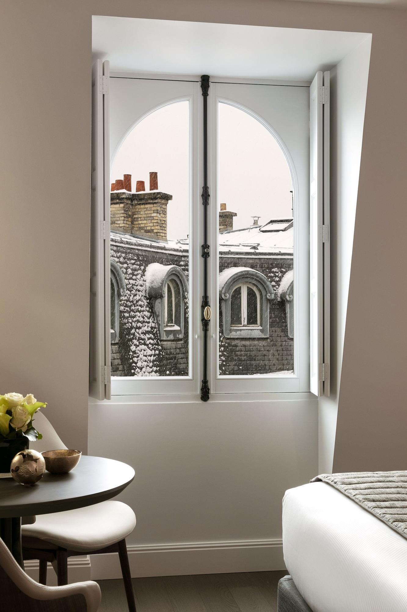 La Clef Champs-Elysees Paris By The Crest Collection Kültér fotó A window with a French window