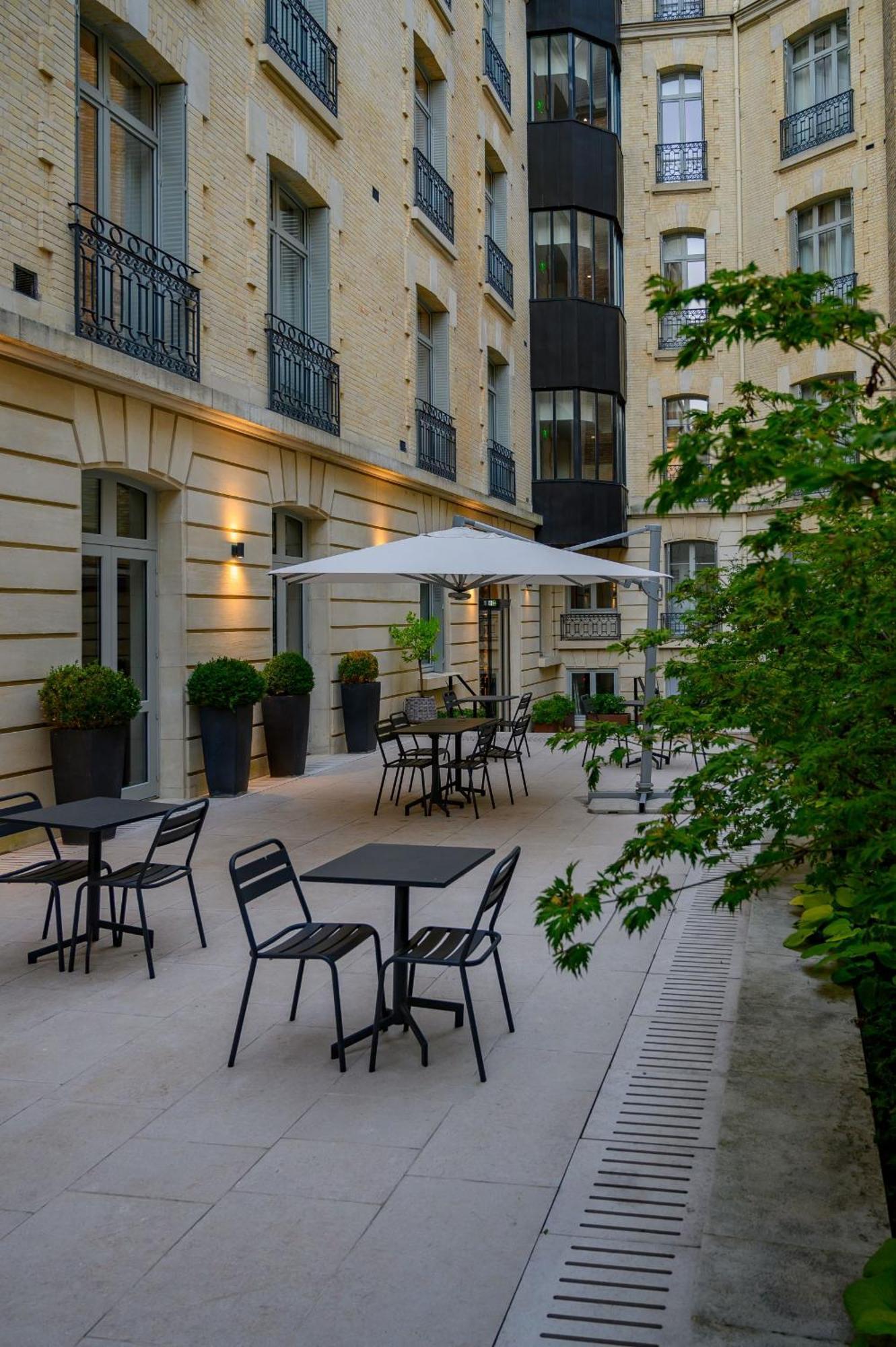 La Clef Champs-Elysees Paris By The Crest Collection Kültér fotó The courtyard of the hotel