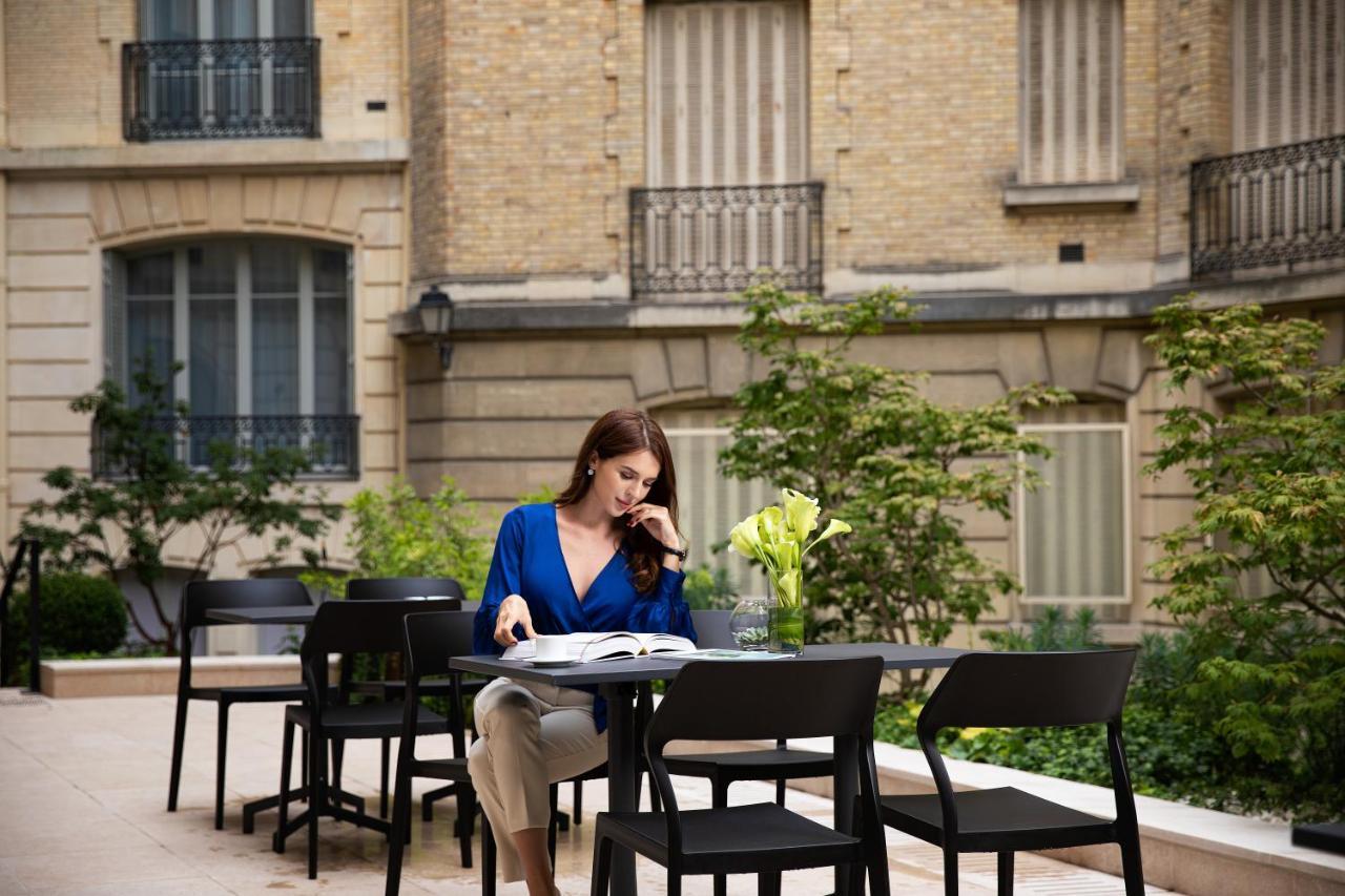 La Clef Champs-Elysees Paris By The Crest Collection Kültér fotó A woman working at the French National Archives